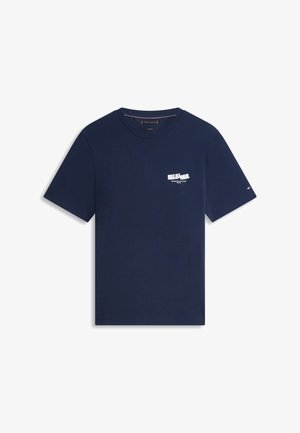 Tengerészkék rövid ujjú póló kisméretű fehér grafikával és szöveggel a bal mellkason, valamint apró zászló logóval a bal ujjon.