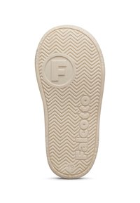 Suela de zapatilla de goma en beige claro con un patrón de zigzag y marca en relieve. Presenta un logo circular con la letra 'F' y un detalle numérico.