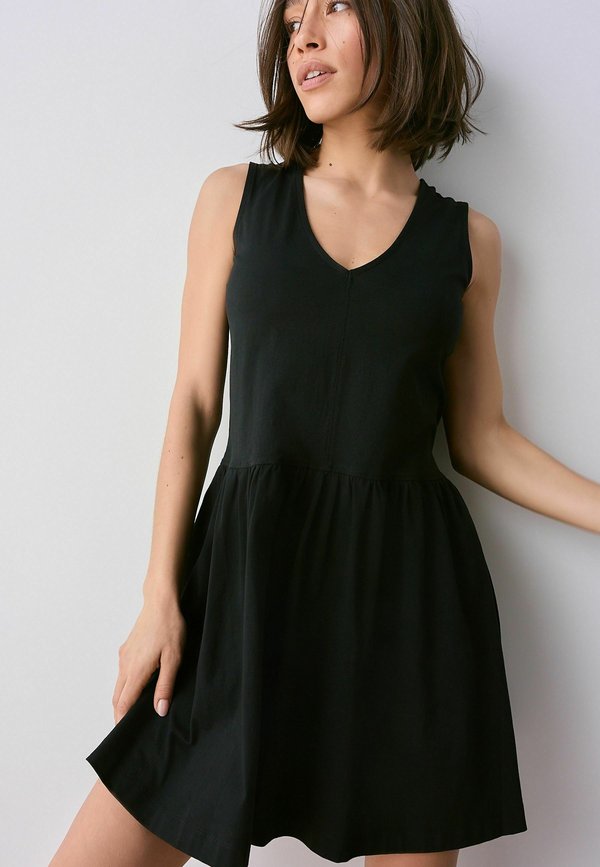 REGULAR FIT  V-NECK - Jerseykleid