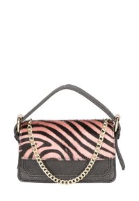 Sac en cuir noir avec un rabat en fourrure rayé rose et noir, doté d'une bandoulière en chaîne dorée et d'une poignée mince pour un transport facile.