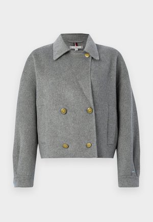 Casaco cinzento em mistura de lã com frente de abotoamento duplo, gola oversized e botões dourados. Inclui um bolso lateral e detalhes nos punhos.