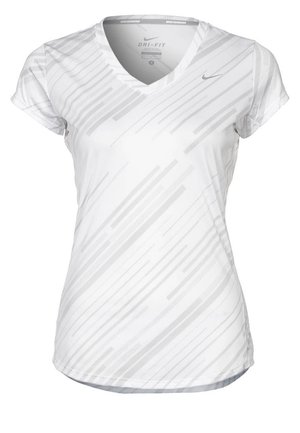Wit Nike Dri-Fit sportshirt met korte mouwen, met een subtiel diagonaal streeppatroon en een klein Nike-swooshlogo op de borst.