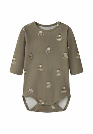 Body bébé marron à manches longues avec des boutons-pression en bas et de petits oursons portant des chapeaux et des pulls imprimés partout.