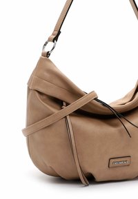 Borsa a spalla in pelle beige con una forma arrotondata, design elegante e finitura texture. Presenta sottili cinghie nere a contrasto e una placca con logo.