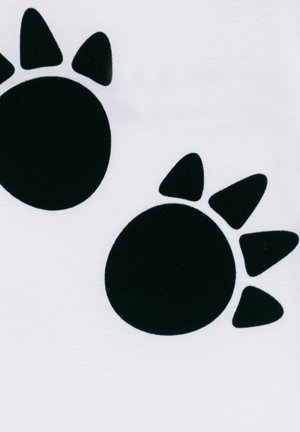 Czarny nadruk łapy na białym tle, z dużym okrągłym środkiem i trzema trójkątnymi akcentami palców. Tekstura bawełniana.