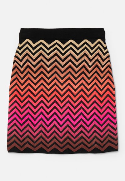 Horgolt szoknya, amelyen cikkcakk minta látható, bézsből rózsaszínbe haladó színátmenetben, fekete derékrésszel és texturált anyagból készült.