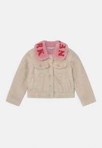 Giacca in pelliccia ecologica beige con colletto rosa morbido, lettere rosse, chiusura frontale con bottoni e due tasche sul petto con pattina.