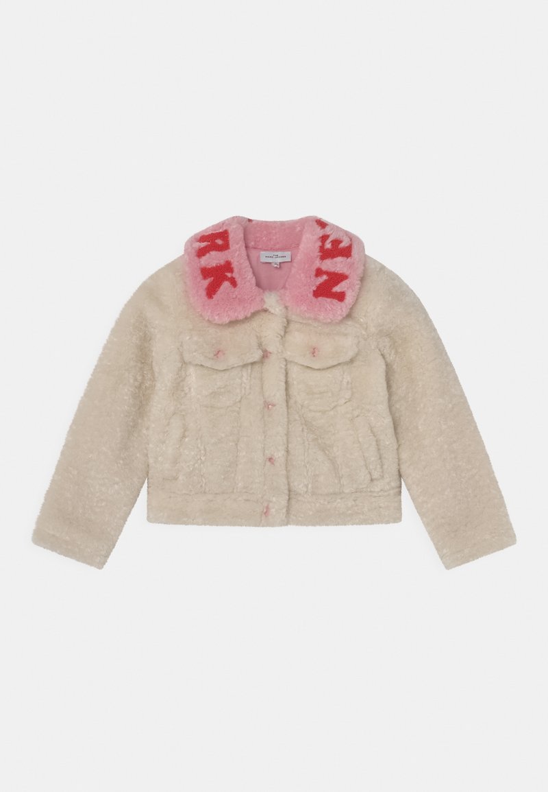 Giacca in pelliccia ecologica beige con colletto rosa morbido, lettere rosse, chiusura frontale con bottoni e due tasche sul petto con pattina.