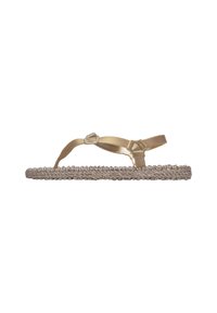 Beige gevlochten touwsandalen met een verstelbare gouden band. Het open teen ontwerp heeft een platte zool en een getextureerd oppervlak.