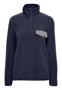 Sudadera de forro polar azul marino con un alto cuello, tres botones en el cuello y un bolsillo en el pecho gris asegurado con un botón. Textura suave.