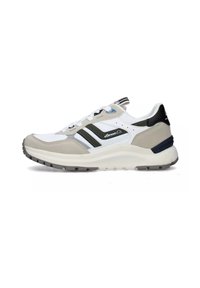 Scarpe da ginnastica bianche e grigie con dettagli in suede, dotate di strisce di branding nere, suola texturizzata e design con lacci.