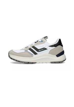 Scarpe da ginnastica bianche e grigie con dettagli in suede, dotate di strisce di branding nere, suola texturizzata e design con lacci.