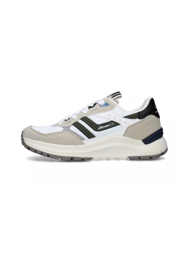 Scarpe da ginnastica bianche e grigie con dettagli in suede, dotate di strisce di branding nere, suola texturizzata e design con lacci.