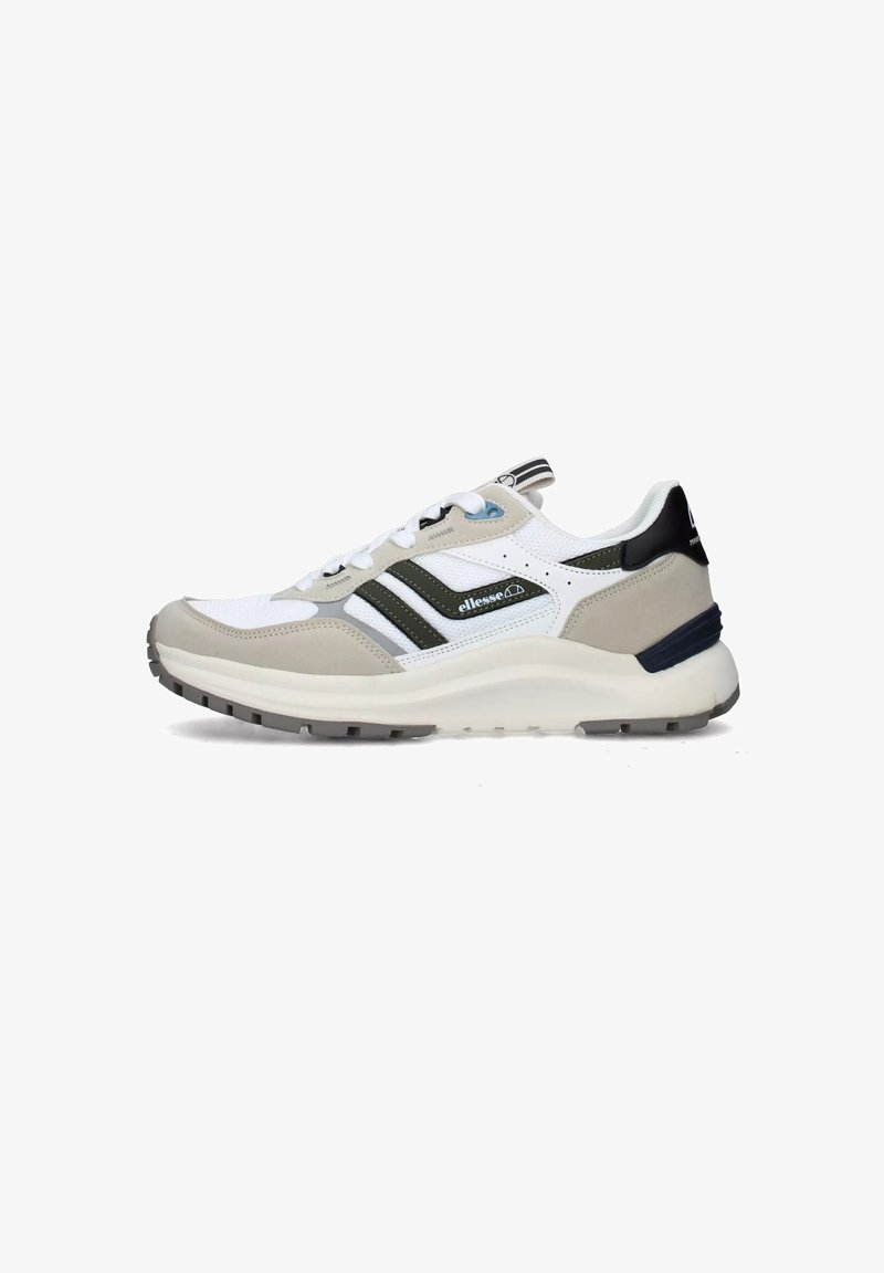 Scarpe da ginnastica bianche e grigie con dettagli in suede, dotate di strisce di branding nere, suola texturizzata e design con lacci.