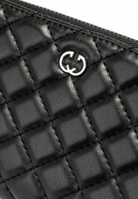 Cartera de cuero negra acolchada con un logo doble-G plateado. Cuadrados texturizados crean un patrón distintivo, terminado con una cremallera.