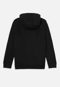 Sweatshirt preto com capuz, mangas longas, punhos e barra canelados, textura de tecido macio e uma costura central nas costas.