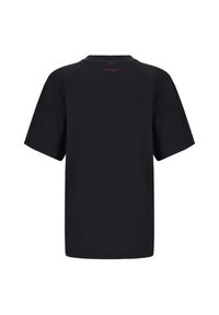 Svart bomull t-shirt med korta ärmar, rund halsringning och en liten röd logotypdetalj på övre ryggen. Slät yta och vanlig passform.