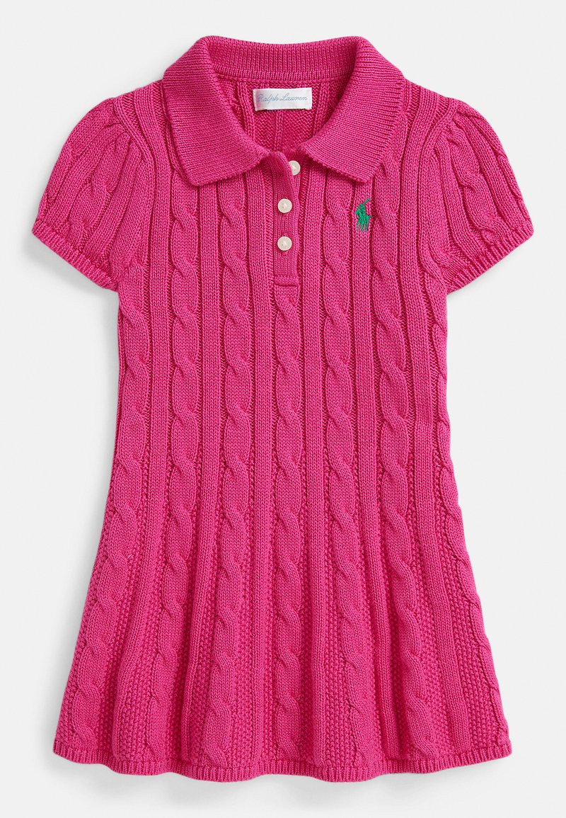 Roza pletena polo obleka z vzorcem kabelskih pletenic, kratkimi rokavi in ovratnikom. Ponaša se s tremi gumbi in zelenim logotipom na prsih.