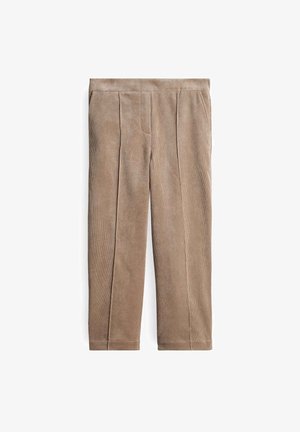 Beige corduroy broek met voorplooien, zijzakken en een rechte pijp, vlak op een witte achtergrond weergegeven.
