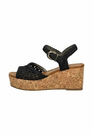 Czarne plecione sandały na platformie z korkowym obcasem, z ankle strapem z metalową klamrą i gładką wkładką.