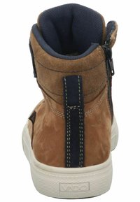 Braune Wildleder-Hochschuhe mit navyblauem Stoffinnenteil, seitlichem Reißverschluss und weißer Gummisohle. Merkmale sind kontrastierende Nähte und Logo-Details.