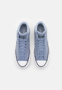 Blauwe canvas lage sneakers met witte rubberen teenkap, zwarte accenten en zilveren oogjes, met vetersluiting en een gevoerde kraag.