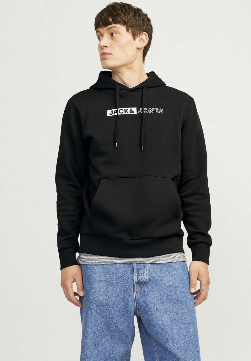 Čierna mikina s kapucňou z bavlnenej zmesi, s prednou klokankou, s kapucňou na šnúrku a bielym logom "JACK & JONES" na hrudi.