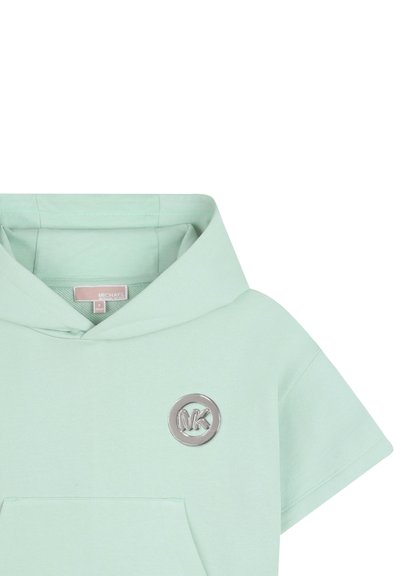 Mintgroene hoodie met een voorzak, korte mouwen en een zilveren logo-accent. Gemaakt van zacht, gecrepeerd materiaal.