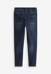 Tummansiniset farkut, joissa on sileä denim-pinta, joustava vyötärö ja takataskut. Slim-fit -muotoilu yksityiskohtaisella ompelella.