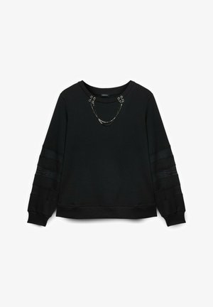 Sort langærmet sweatshirt med gennemsigtige vandrette striber på ærmerne og dekorative sølvkæder fastgjort nær halsudskæringen.