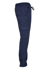 Námornícke cargo nohavice vyrobené z odolného materiálu, s elastickým pásom na šnúrku, bočnými vreckami a vreckom na suchý zips na stehne.