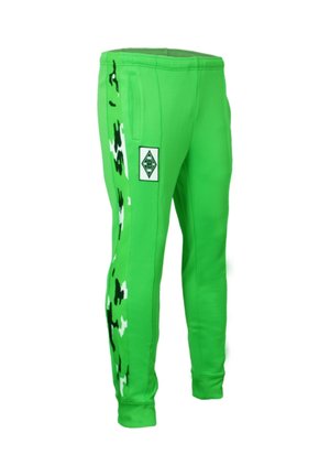 Felgroene sportbroek met zijstrepen in camouflage zwart, wit en groen, met een wit rechthoekig logopatch op het dijbeen.