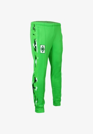 Felgroene sportbroek met zijstrepen in camouflage zwart, wit en groen, met een wit rechthoekig logopatch op het dijbeen.