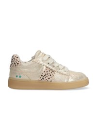 Glitterige beige sneaker met een gladde textuur, voorzien van een roze accentstreep met zwarte stippen en een lichtbruine rubberen zool.
