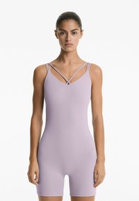 Lavanda bodysuit napravljen od gladkog, rastezljivog materijala s podesivim križnim trakama i prilagođenim dizajnom, koji seže do sredine bedara.