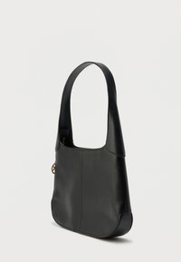 Fekete bőr válltáska ívelt kialakítással, sima felülettel és egyetlen pánttal. Finom varrásokkal és arany színű fém díszítéssel.