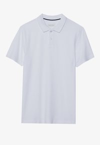 Hvid polo shirt lavet af bomuld. Har en krave, tre knapper, korte ærmer og en klassisk pasform. Ingen synlige mønstre eller accenter.