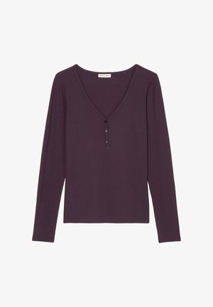 Chemise à manches longues en tissu côtelé violet foncé, avec un décolleté en V et trois boutons le long du plastron. Design simple sans embellissements.