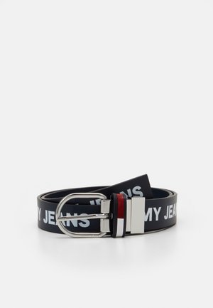Czarny skórzany pasek ze srebrną klamrą, z białym napisem „TOMMY JEANS” oraz czerwono-biało-niebieskimi paskowanymi akcentami na pętlach paska.