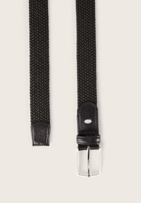 Ceinture tressée noire avec des extrémités en cuir et une boucle en métal argenté. Surface texturée avec une finition lisse sur les détails en cuir.