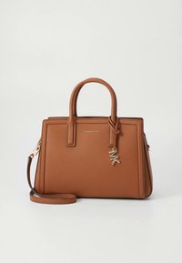 Brun håndtaske i imiteret læder med dobbelt håndtag, guldfarvet beslag og dekorativ vedhæng. Struktureret design med aftagelig skulderrem.