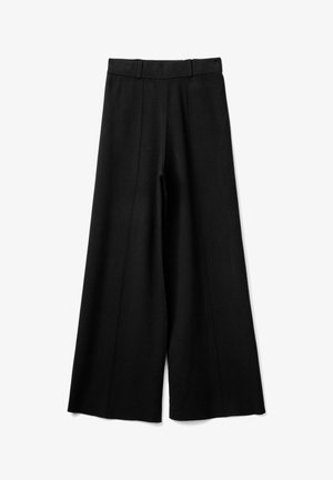 Pantalones negros de pierna ancha con pliegues frontales y trabillas para cinturón, mostrados extendidos sobre un fondo blanco.