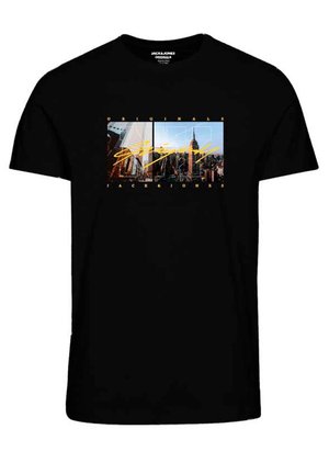 Zwart T-shirt met een stadsgezichtsgrafiek en gele abstracte lijnen, met de tekst "ORIGINALS JACK & JONES" boven en onder de afbeelding.