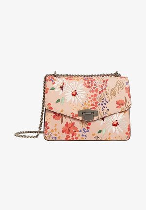 Bolso bandolera rosa claro con flores bordadas en blanco y rojo, patrones florales multicolores y correa y cierre de cadena plateada.