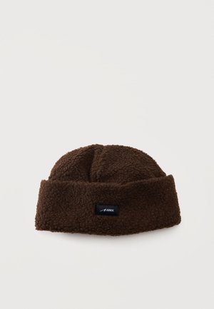 Bonnet en polaire marron avec un revers plié et un petit patch logo ARKK rectangulaire noir sur le devant au centre.