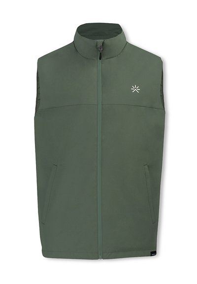 Zelená vesta z hladké látky, s vysokým límcem, plným předním zipem a dvěma bočními kapsami. Diskrétní logo na hrudi.