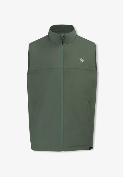 Zelená vesta z hladké látky, s vysokým límcem, plným předním zipem a dvěma bočními kapsami. Diskrétní logo na hrudi.