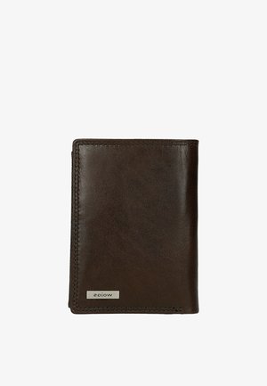 Ciemnobrązowy skórzany portfel dwuklapkowy z widocznym przeszyciem i małą prostokątną metalową plakietką z logo w lewym dolnym rogu.