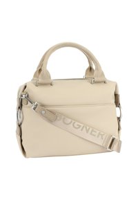 Sac à main beige en matériau lisse, doté de deux poignées supérieures, d'une bandoulière amovible et d'une impression de logo subtile sur la bandoulière.