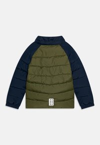 Padded jakna s olivovo zeleným telom a námorníckymi modrými rukávmi. Má vysoký golier a biely akcent s piatimi otvormi na chrbte.